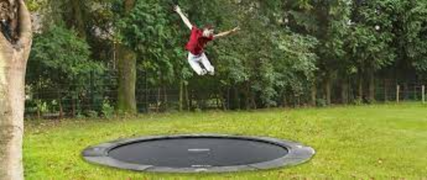 Trampolin im Boden