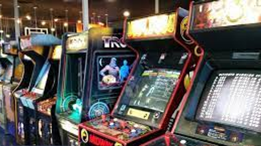 Eine Arcade- (Spiele) Halle beim Rennbahnweg